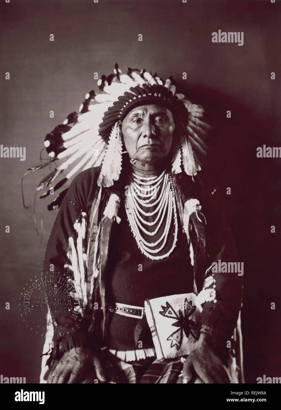 Hin-mah-auch-yah-lat-kekt, auch als Chief Joseph, Nez Perce Chief, sitzenden Portrait in traditioneller Kleidung, 1900 bekannt Stockfoto