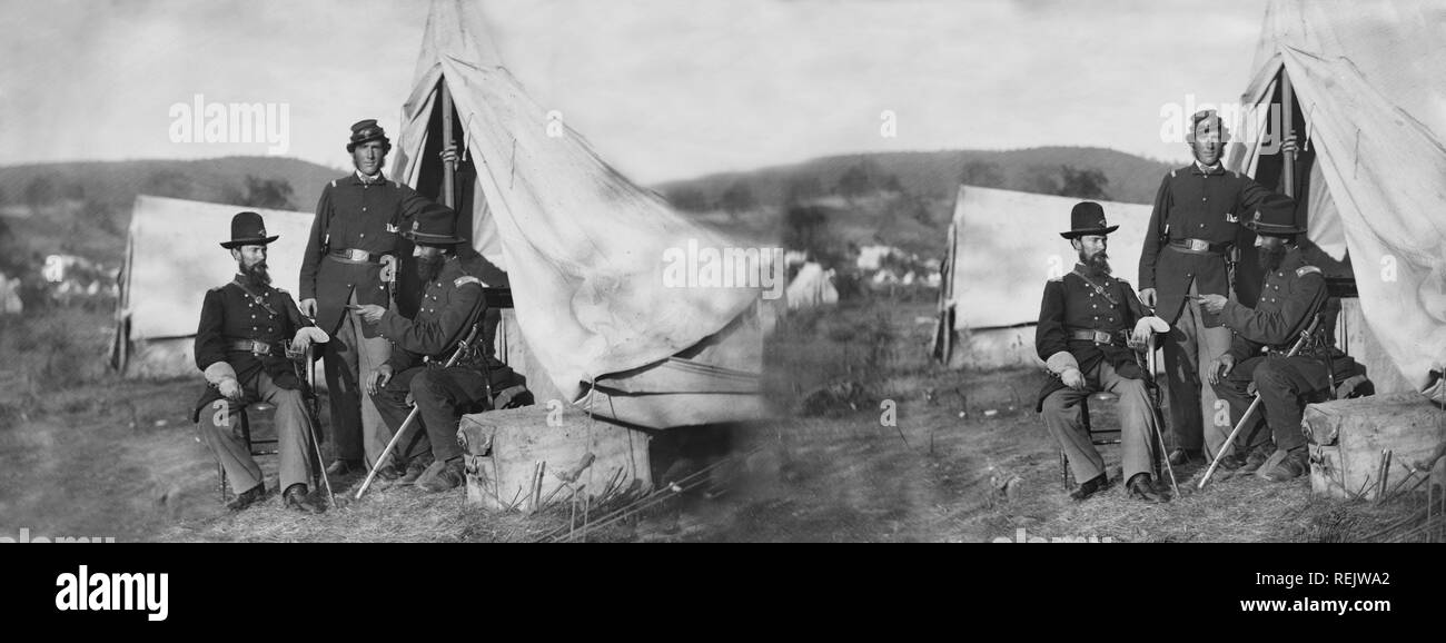 Colonel John S. Crocker, Oberstleutnant Benjamin C. Butler und Adjutant des 93. New York Volunteers, Schlacht von Antietam, Stereo Karte, Alexander Gardner, September 1862 Stockfoto