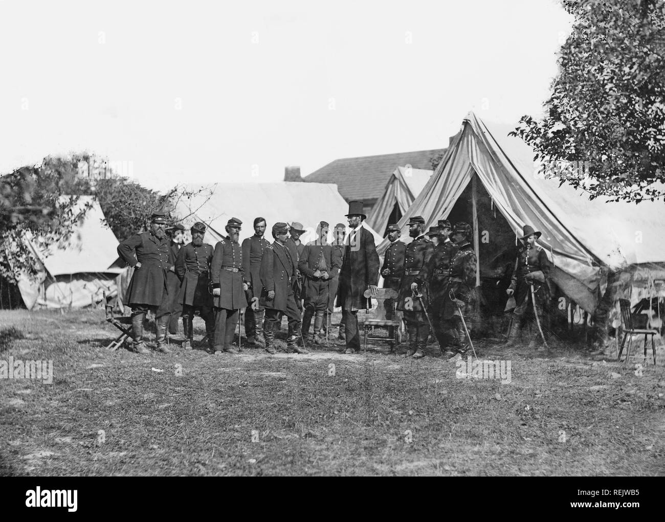 Us-Präsident Abraham Lincoln mit General George B. McClellan und Gruppe von Offizieren nach der Schlacht von Antietam, Alexander Gardner, 3. Oktober 1862 Stockfoto