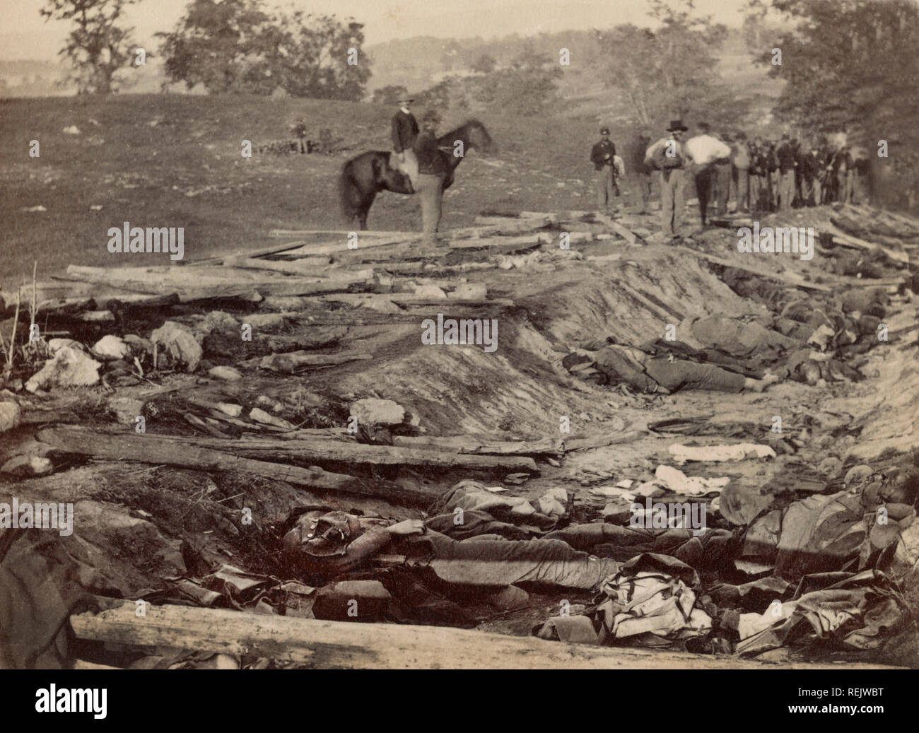 Graben, genannt "Bloody Lane', mit den Körpern der Toten verbündete Soldaten legen Warten auf Bestattung während der Schlacht von Antietam, Alexander Gardner, 19. September 1862 Stockfoto