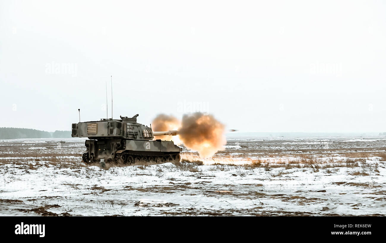 Battle Group Polen führt Winter live Fire Training während des Betriebs Raider Beleuchtung in der Bemowo Piskie, Polen, 31.01.16. Die Übung dient zur Stärkung der Beziehungen zwischen den alliierten Nationen und die kollektive Fähigkeiten und zur Bekämpfung der Bereitschaft erhöhen. Battle Group Polen ist ein einzigartiges, multinationale Koalition von USA, Großbritannien, Kroatischen und rumänischen Soldaten, die mit der polnischen Streitkräfte 15 mechanisierte Brigade als Abschreckung für die Unterstützung des NATO-Enhanced vorwärts Präsenz dienen. (Fotos von US-Armee Sgt Arturo Guzman) Stockfoto