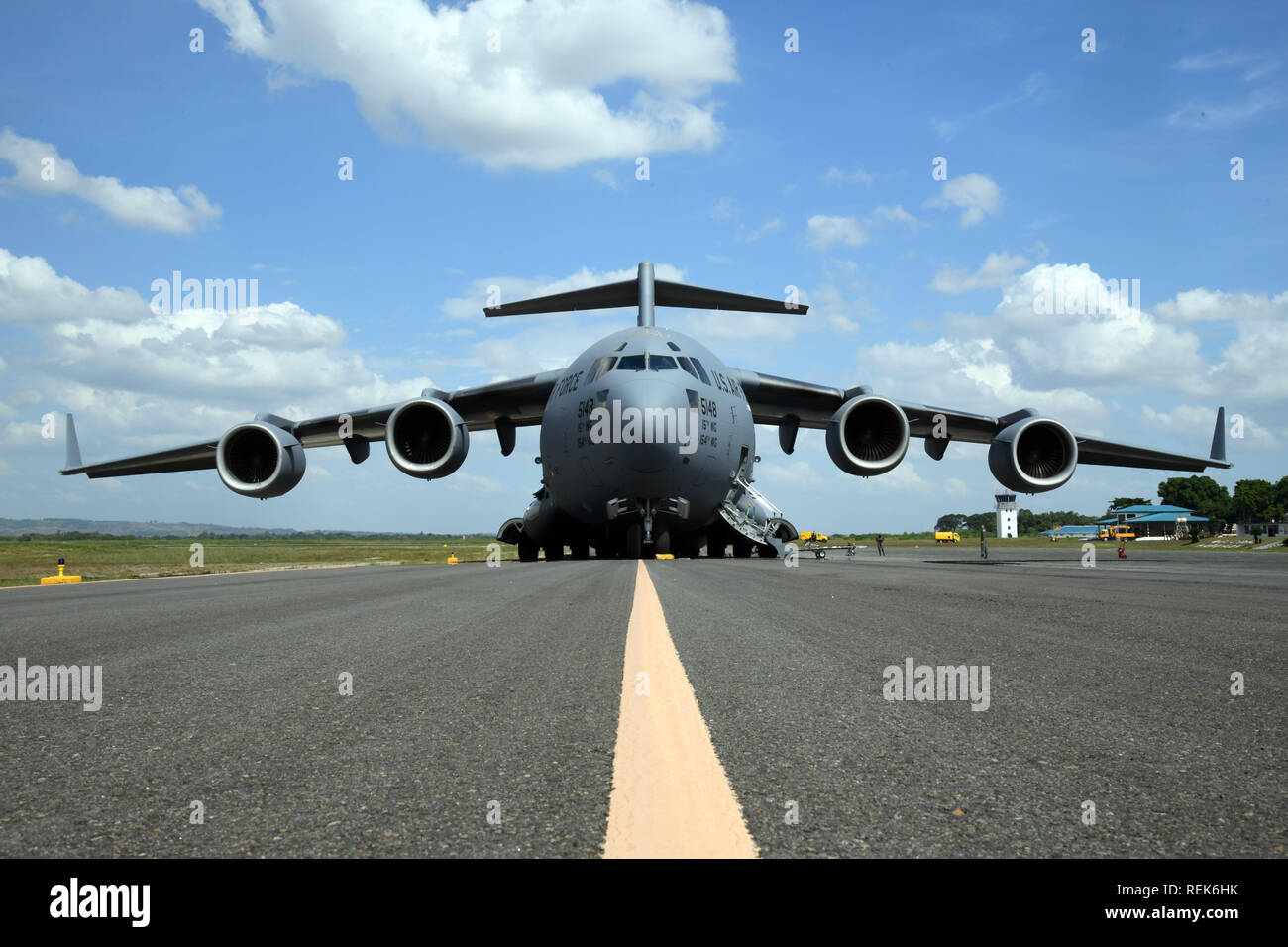 Mitglieder der US-amerikanischen und philippinischen Luftstreitkräfte der US Air Force C-17 Globemaster III entlastet vor Beginn der bilateralen Kontingente Exchange-Philippines (BACE-P) im Cesar Basa Air Base, Philippinen, Jan. 15, 2019. Der Austausch ist der siebte Iteration der amerikanisch-philippinische Luft Kontingent von US Pacific Command gegründet und von der Zentrale pazifische Luftwaffen ausgeführt. Dieser Austausch fördern die Interoperabilität, bauen auf dem Fundament einer starken US-- Philippinen Alliance", und das US-Engagement in der indopazifischen Region bekräftigen. (U.S. Air Force Foto: Staff Sgt. Anthony Smal Stockfoto