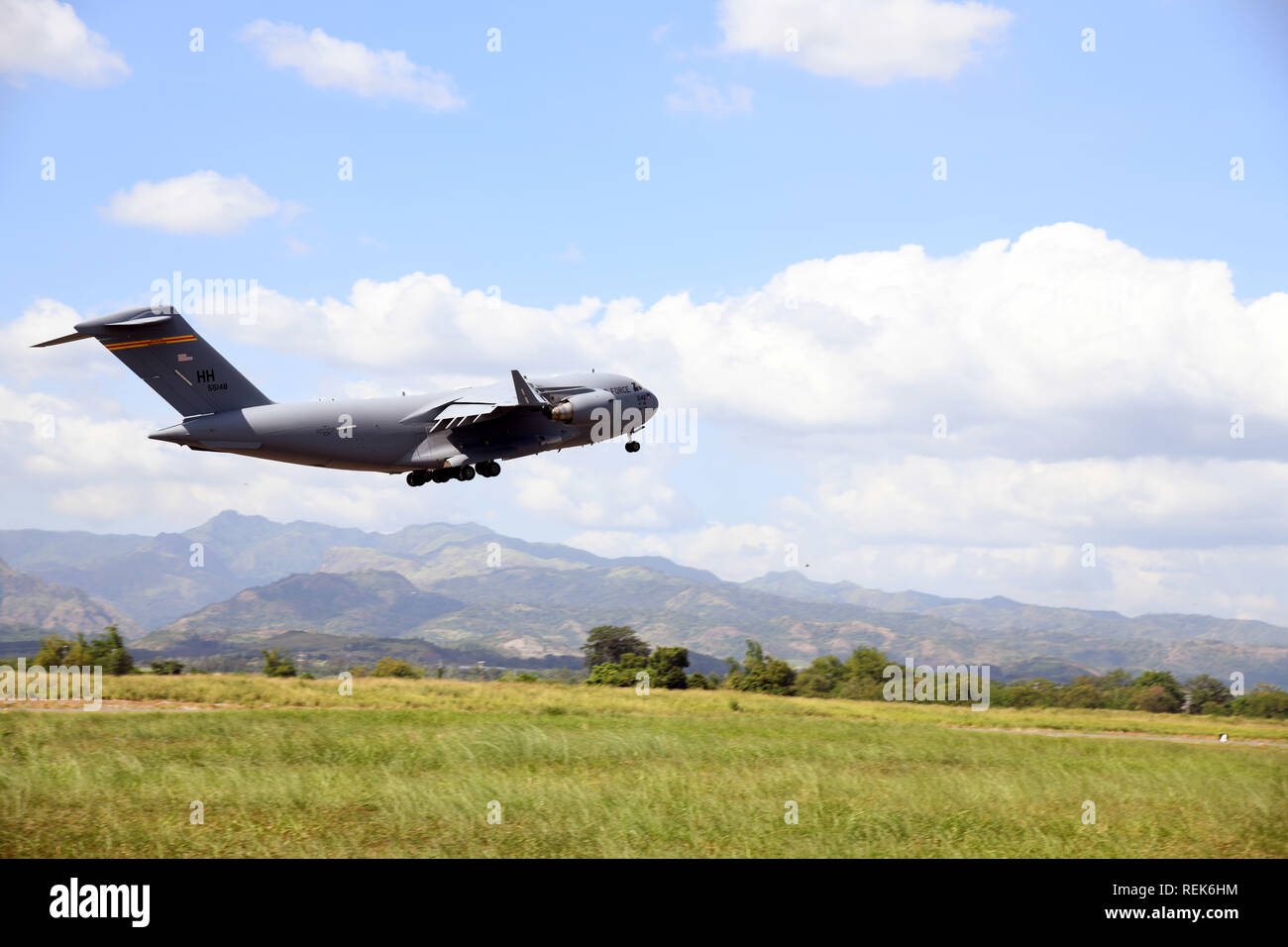 Ein US Air Force C-17 Globemaster III nimmt vor Beginn der bilateralen Kontingente Exchange-Philippines (BACE-P) im Cesar Basa Air Base, Philippinen, Jan. 16, 2019. Dies ist der siebte Iteration von BACE-P von US Pacific Command gegründet und von der Zentrale pazifische Luftwaffen ausgeführt. Dieser Austausch fördern die Interoperabilität, bauen auf dem Fundament einer starken US-- Philippinen Alliance", und das US-Engagement in der indopazifischen Region bekräftigen. (U.S. Air Force Foto: Staff Sgt. Anthony Klein) Stockfoto
