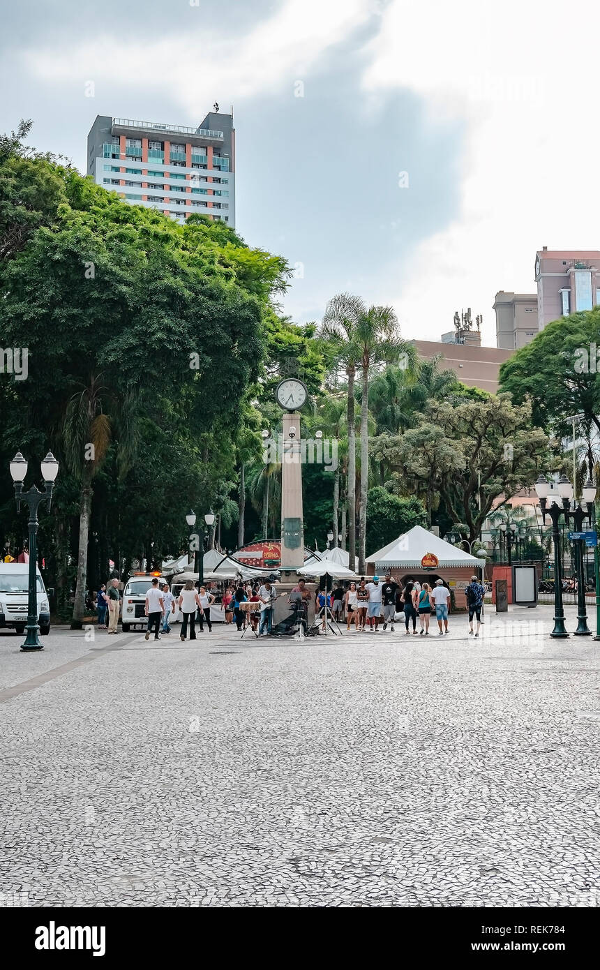 Curitiba - PR, Brasilien - 15. Dezember 2018: die Straße der Innenstadt Luiz Xavier und die Uhr Relogio Da Praca General Osorio für den Hintergrund. Fortsetzung der Th Stockfoto