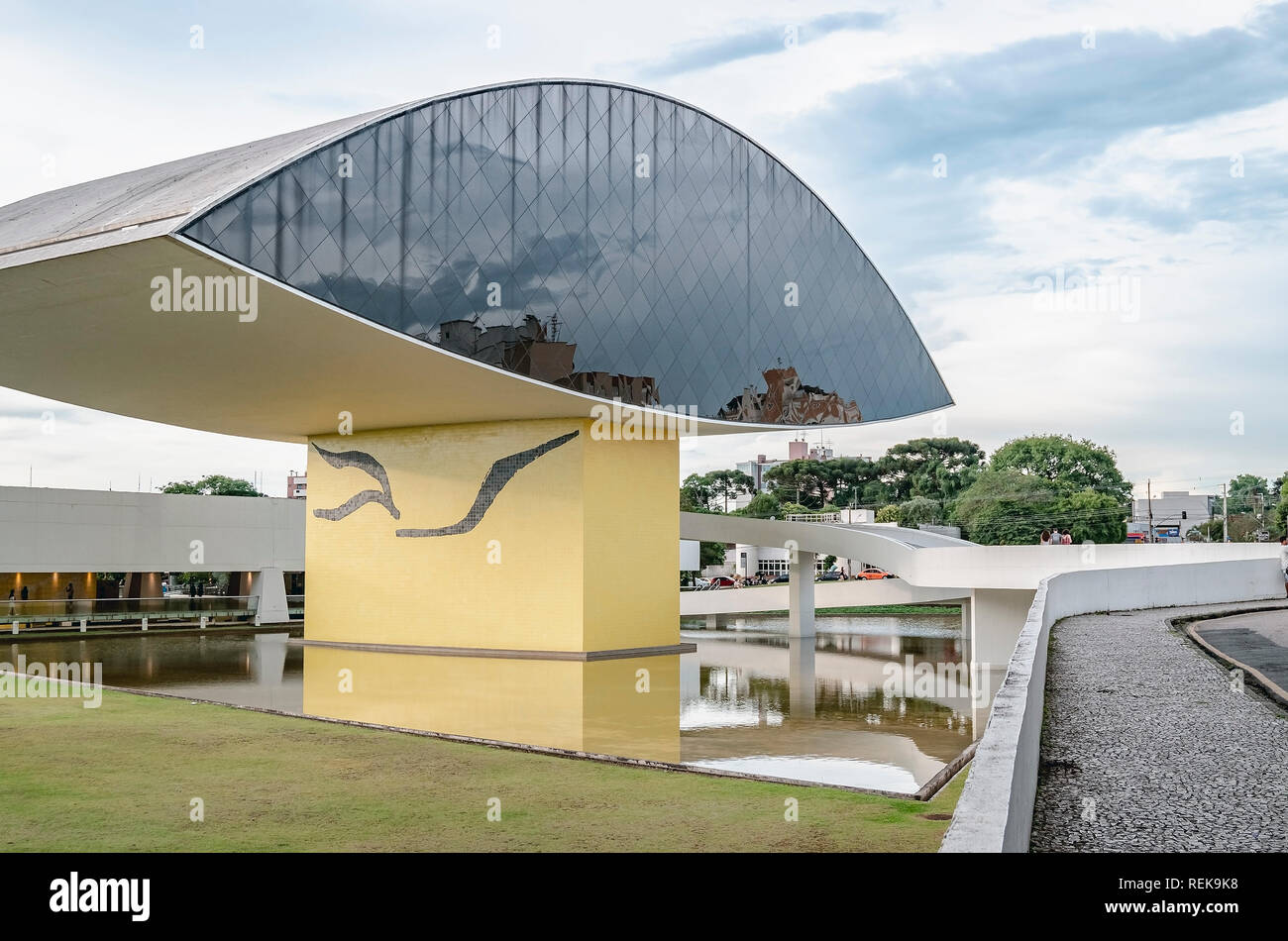 Curitiba - PR, Brasilien - Dezember 16, 2018: Museum - Museu Oscar Niemeyer - MO - auch als Auge Museum - Museu do Olho bekannt. Die größte muse Als Stockfoto