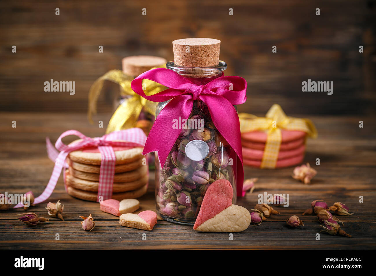 Rose buds Tee im Glas und herzförmige Plätzchen Stockfoto