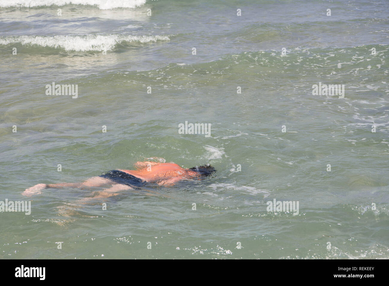 Man lying dead -Fotos und -Bildmaterial in hoher Auflösung – Alamy