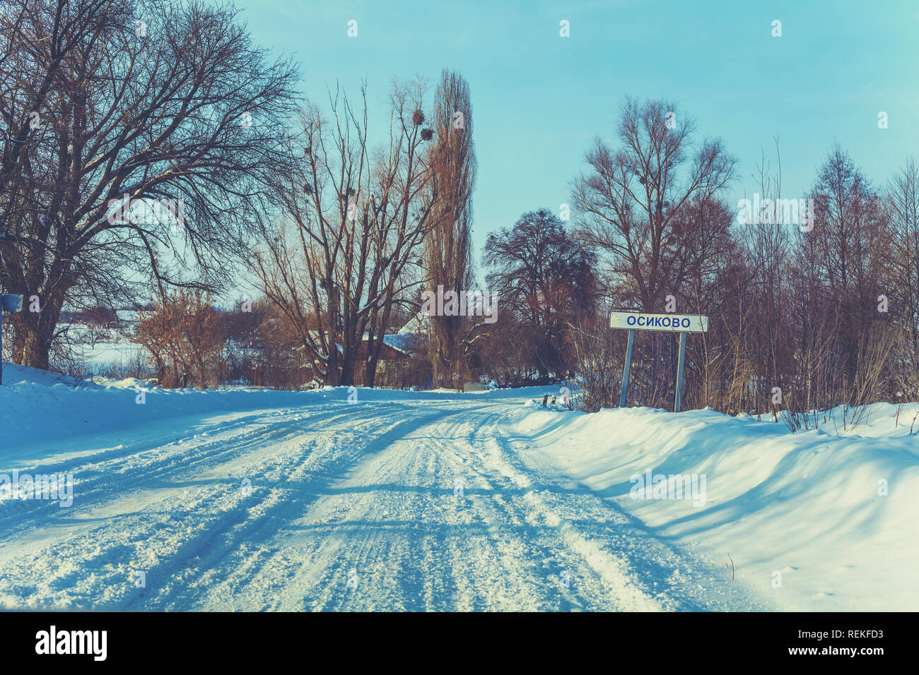 Snowy land Straße im Winter sonniger Tag. Eingang zum Dorf Stockfoto