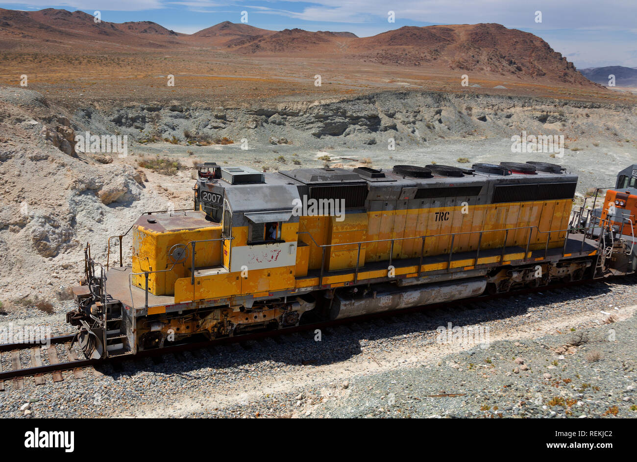 Trona Railroad bewegte Ladung über Trona Pinnacles, Kalifornien Stockfoto