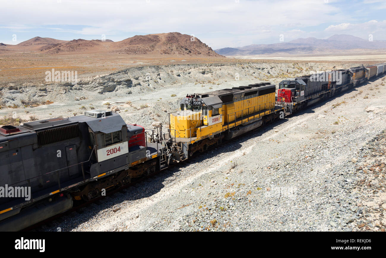 Trona Railroad bewegte Ladung über Trona Pinnacles, Kalifornien Stockfoto