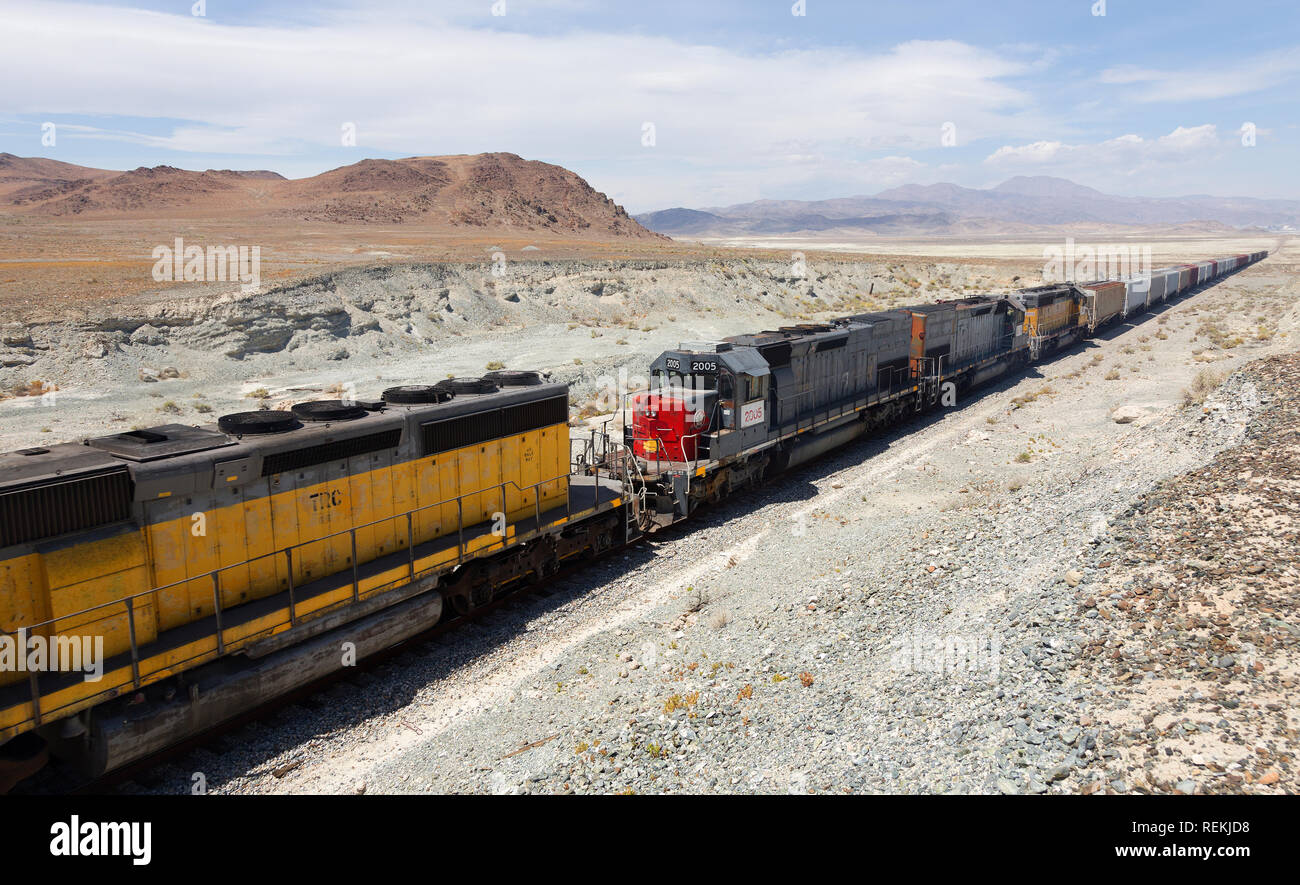 Trona Railroad bewegte Ladung über Trona Pinnacles, Kalifornien Stockfoto