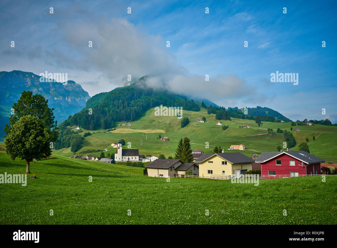 Landschaftspanorama der grünen Natur und Dorfhäuser bei Appenzell, Alpstein, Schweiz. Aufgenommen im Juni, im Sommer. Stockfoto