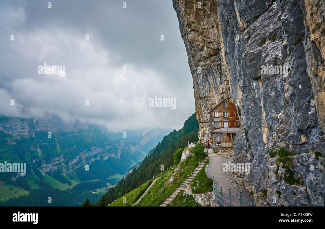 Holzhaus auf Stein. Berggasthaus Aescher-Wildkirchli, Ebenalp, Appenzell, Schweiz Stockfoto