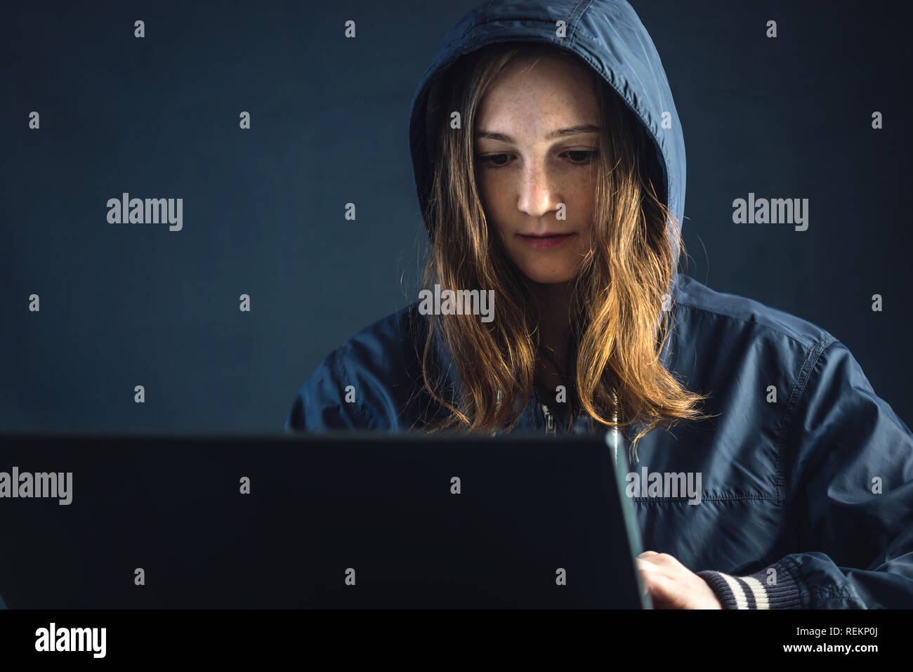 Mädchen Hacker verwendet ein Laptop das System zu hacken. Diebstahl persönlicher Daten. Schaffung und Infektion der bösartigen Virus. Das Konzept der Internetkriminalität und hackin Stockfoto