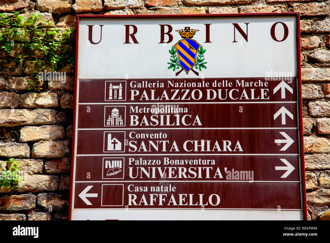 Ein Zeichen mit Wegbeschreibungen zu verschiedenen Sehenswürdigkeiten in Urbino. Stockfoto