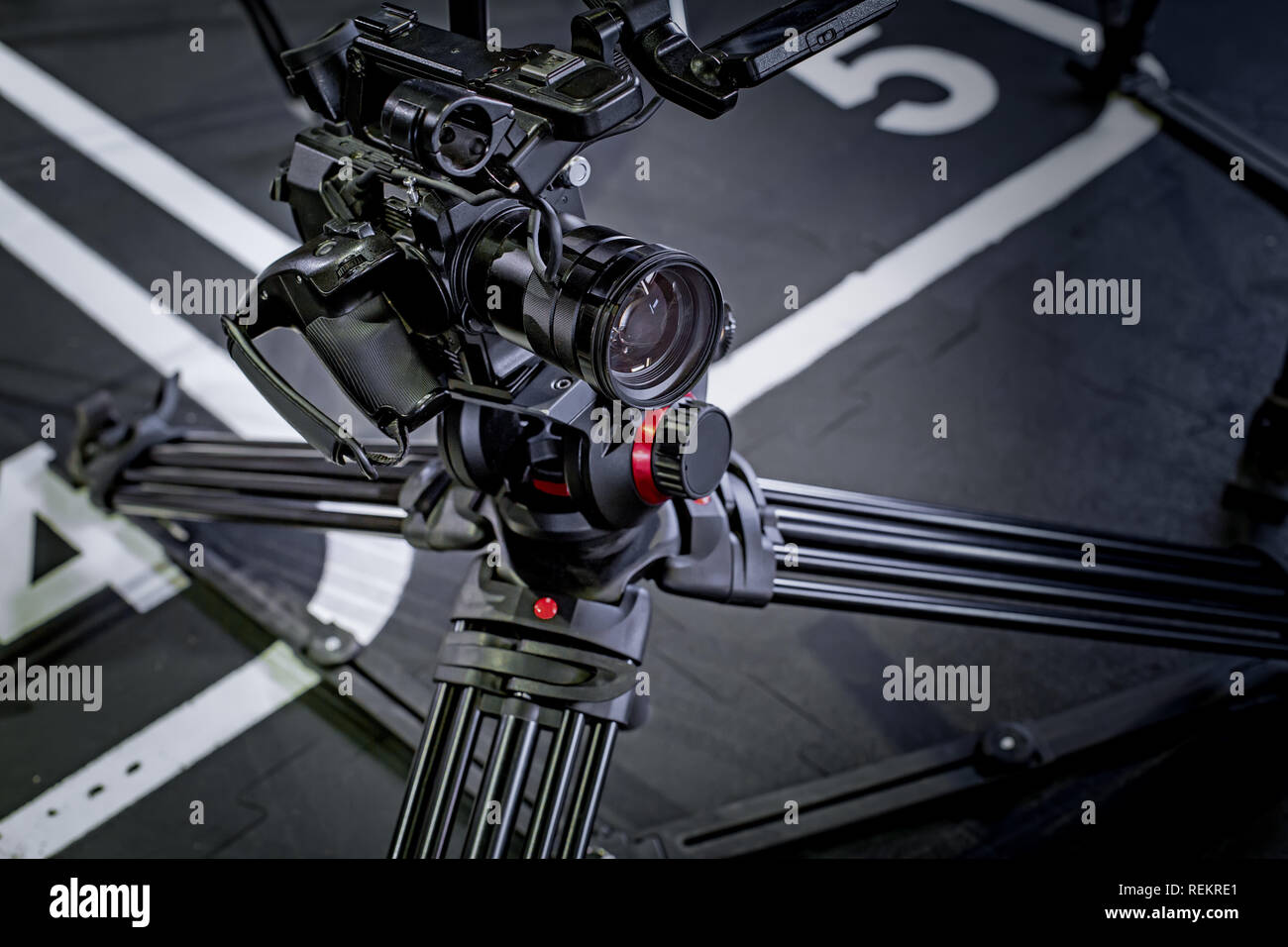 Video Erstellung Prozess backstage Konzept. vor der Aufzeichnung eines Videos Blog. Winkel Auswahl. Vorbereitung der Lage. Moderne Ausstattung Konzept Stockfoto