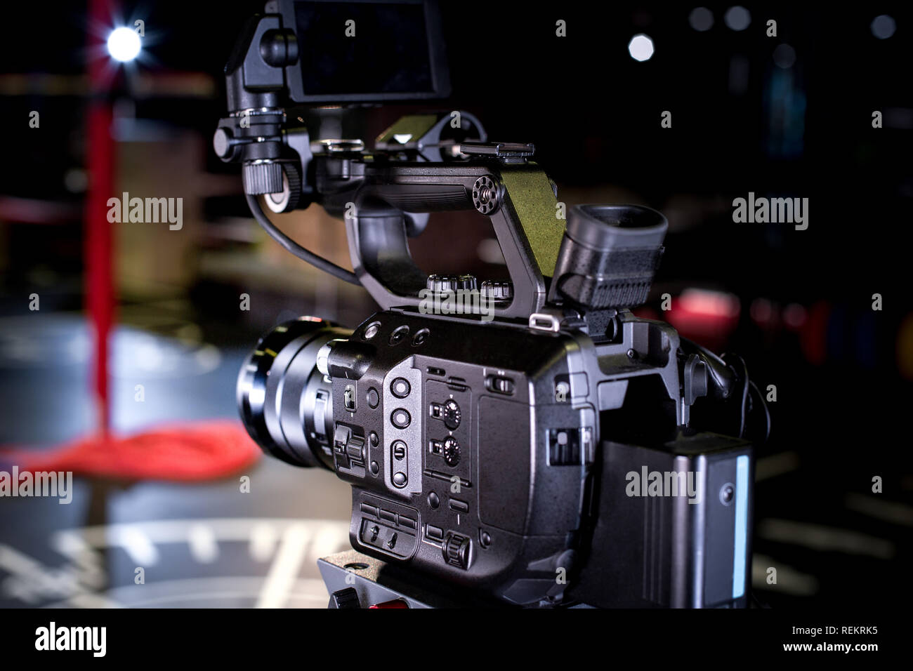 Video Erstellung Prozess backstage Konzept. vor der Aufzeichnung eines Videos Blog. Winkel Auswahl. Vorbereitung der Lage. Moderne Ausstattung Konzept Stockfoto