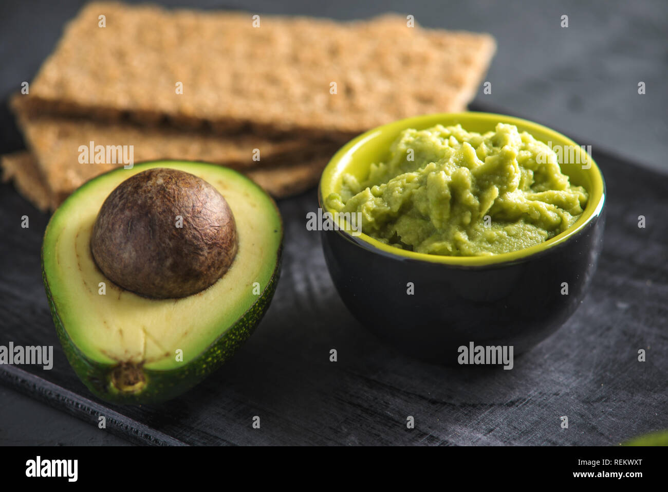 Kalte Vorspeise von Guacamole Fleisch mit Brot auf dem Tisch. Konzept ...