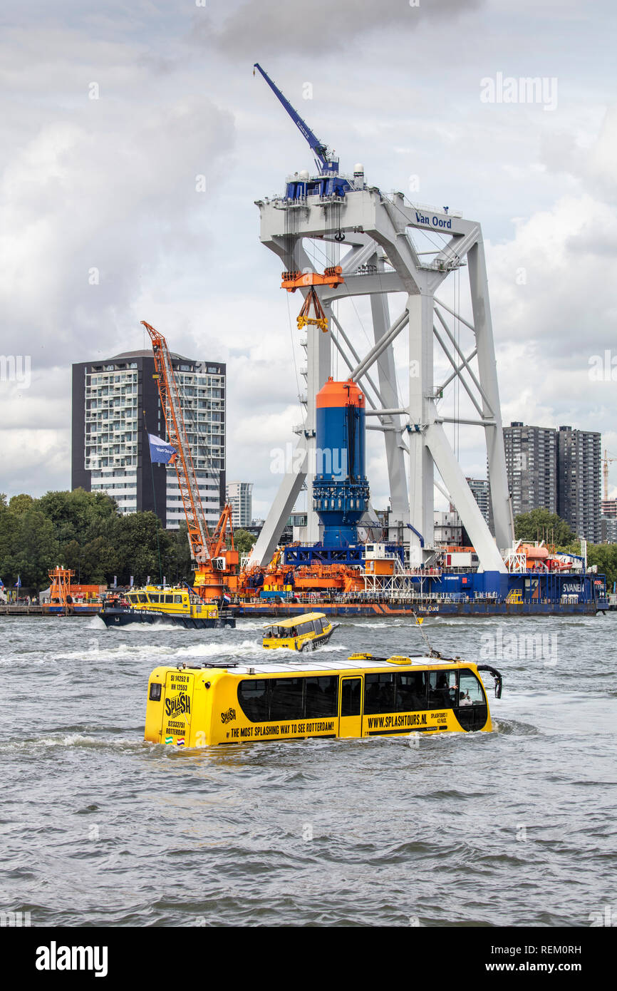 Die Niederlande, Rotterdam, Rotterdam, Hafen. Van Oord international marine Auftragnehmer. Heavy lift Schiff Svanen. Amphibian Bus. Splashtours Stockfoto