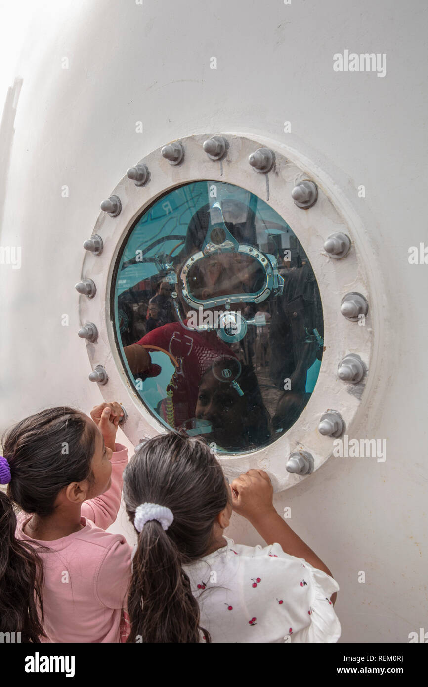 Die Niederlande, Rotterdam, Rotterdam, Hafen. Welt-Tage 2018. Taucher im Tank. Stockfoto