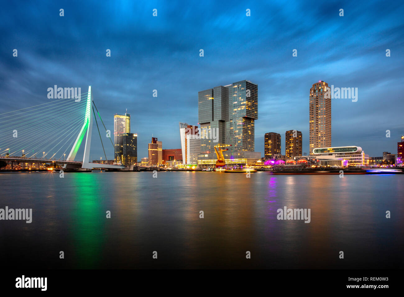 Die Niederlande, Rotterdam, Rotterdam. Skyline der Stadt, die auch als Kop van Zuid. Erasmus Brücke. Lange Belichtung. Stockfoto
