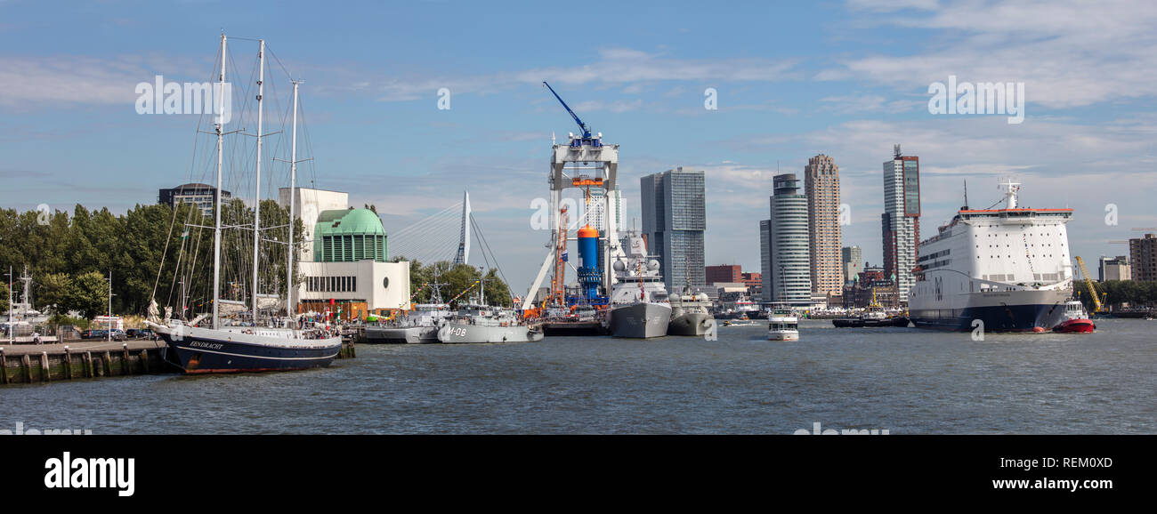 Die Niederlande, Rotterdam, Skyline von Stadtzentrum, auch Kop van Zuid genannt. P&O Fähre. Segelboot De Eendracht. Van Oord international Marine cont Stockfoto