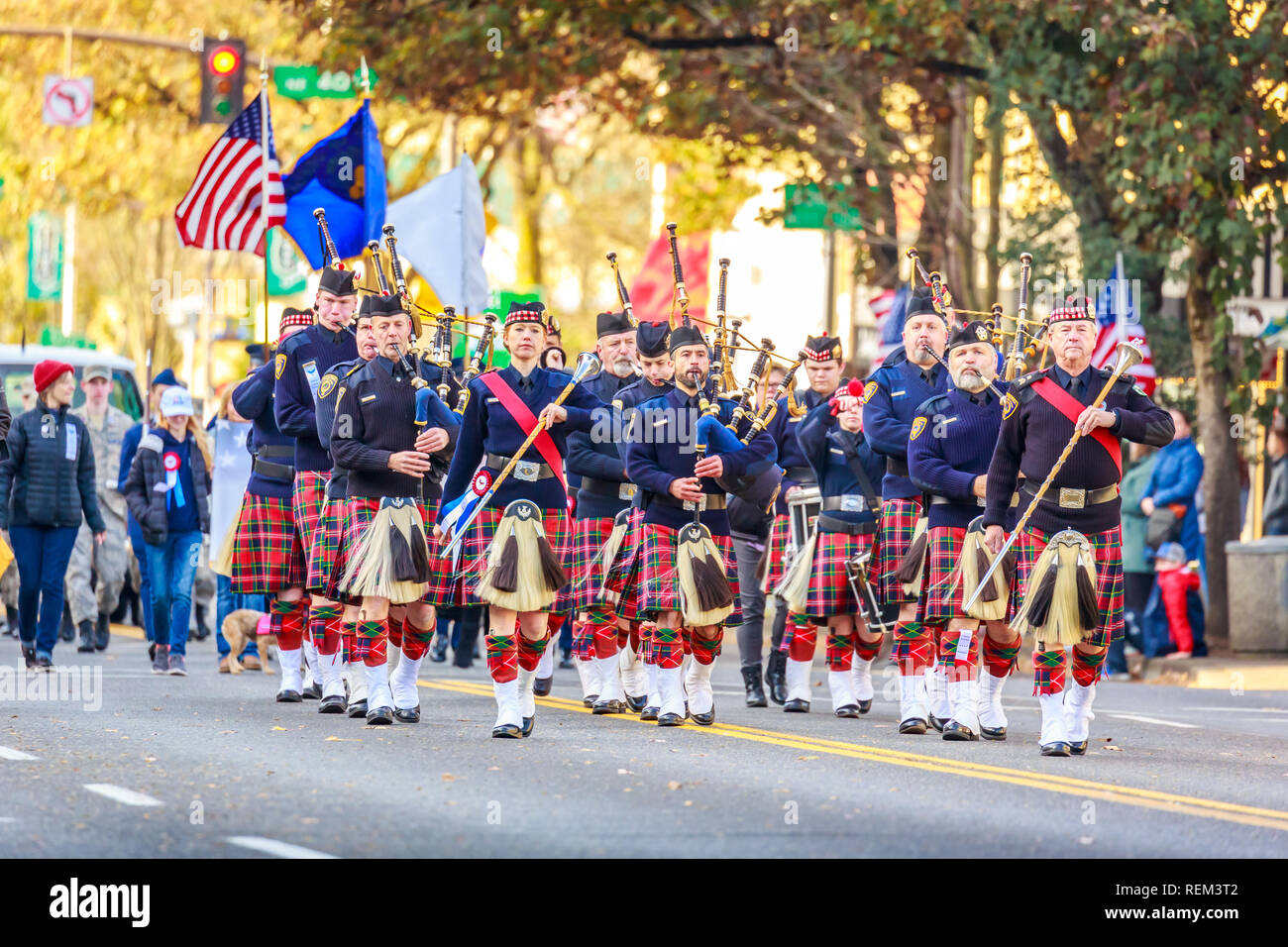 Portland, Oregon, USA - 12. November 2018: Portland Polizei Highland Guard Pipe Band in den jährlichen Ross Hollywood Kapelle Veterans Day Parade, in northe Stockfoto