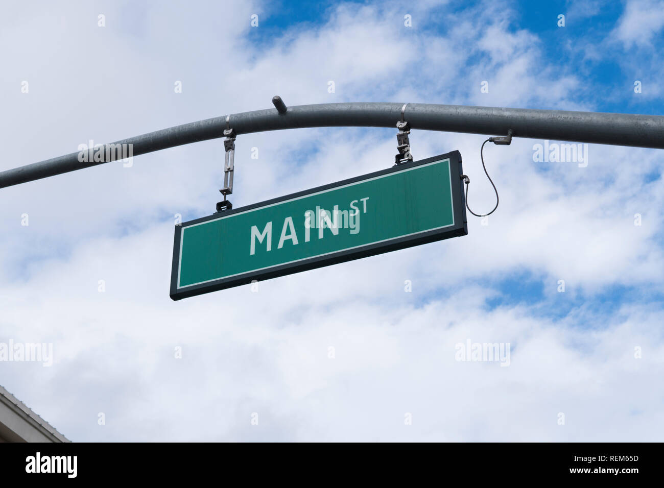 Main Street Schild von Ampel grünes Schild mit weißer Schrift und Himmel mit Wolken im Hintergrund. Napa, Kalifornien. Stockfoto