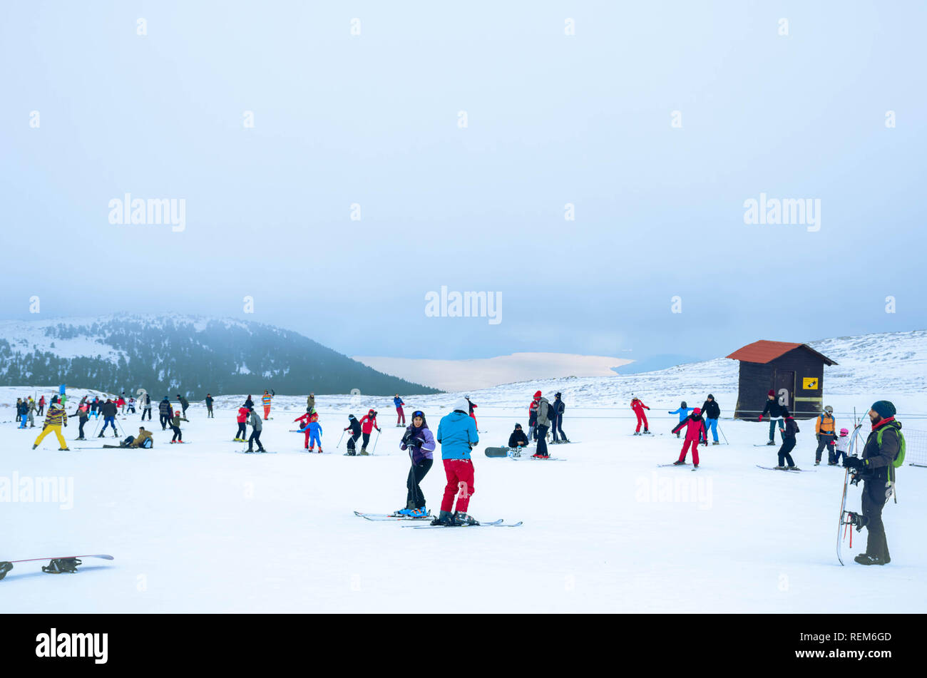 Die Menschen genießen den Schnee in einem der berühmtesten Ski Zentrum Griechenlands. Vergoritida See im Hintergrund. Stockfoto