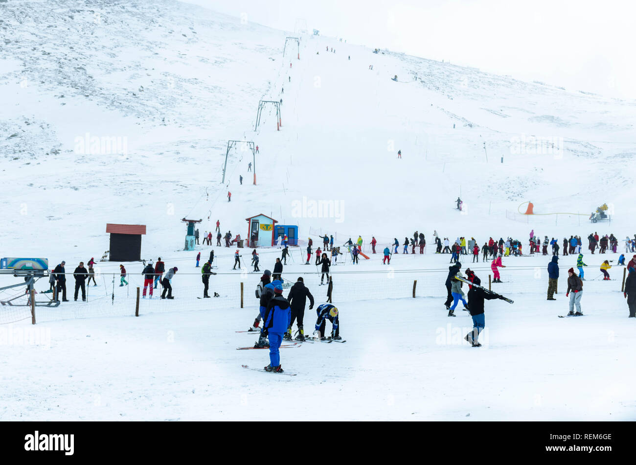 Die Menschen genießen den Schnee in einem der berühmtesten Ski Zentrum Griechenlands. Vergoritida See im Hintergrund. Stockfoto