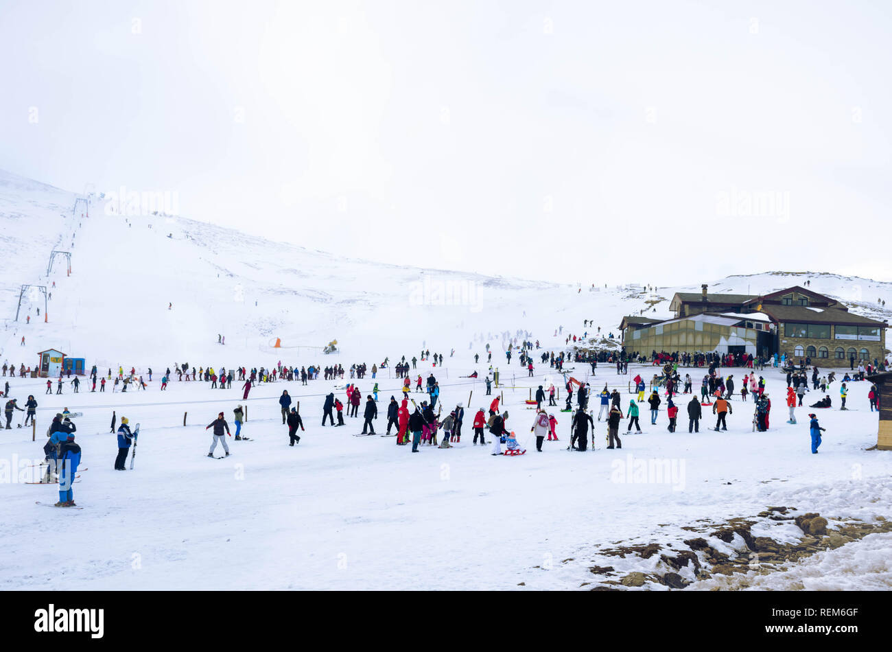 Die Menschen genießen den Schnee in einem der berühmtesten Ski Zentrum Griechenlands. Vergoritida See im Hintergrund. Stockfoto