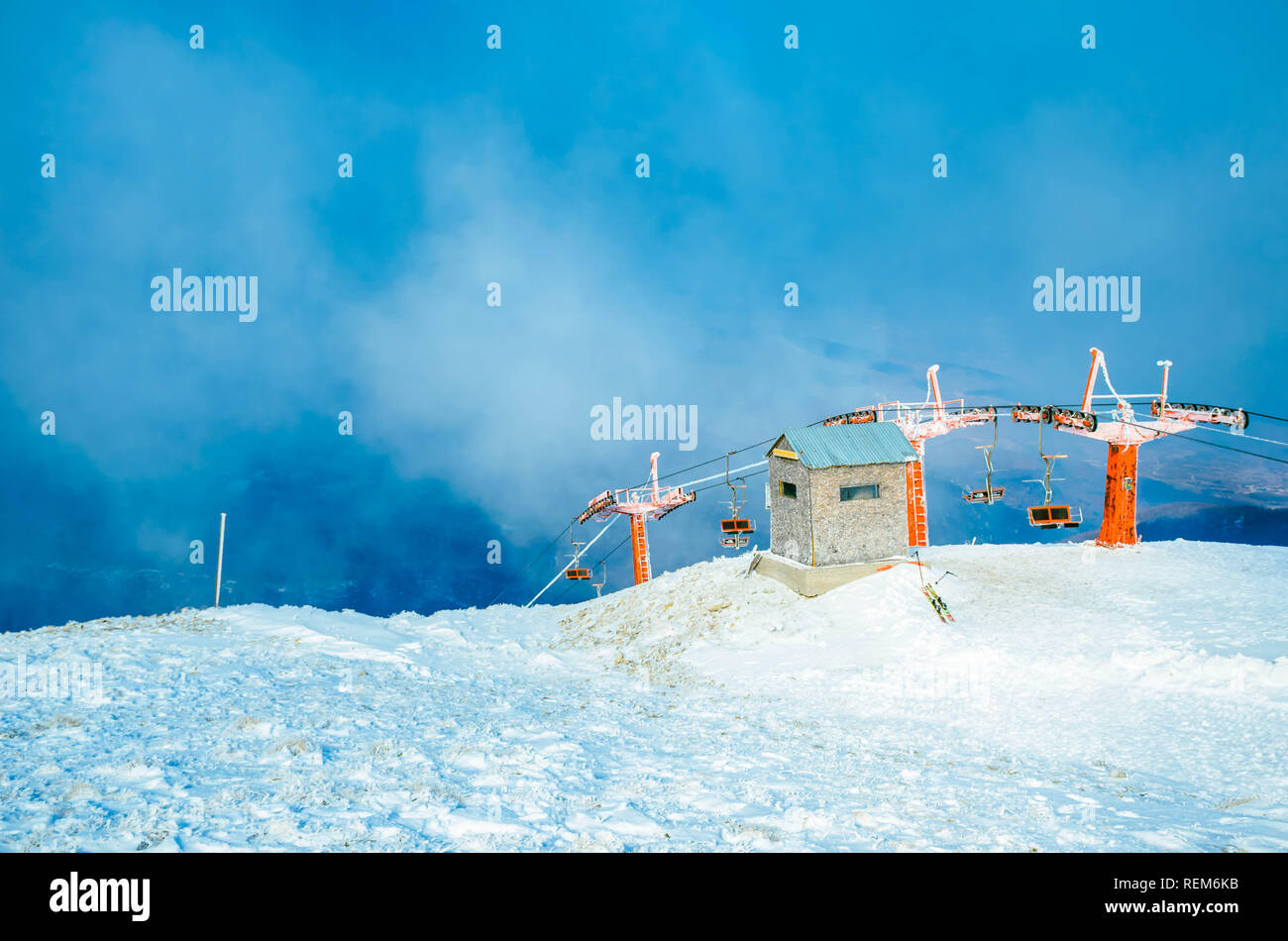 Verschneite Landschaft, am Anfang der berühmten Ski Center 3-5 Pigadia neben dem Chalet. Stockfoto