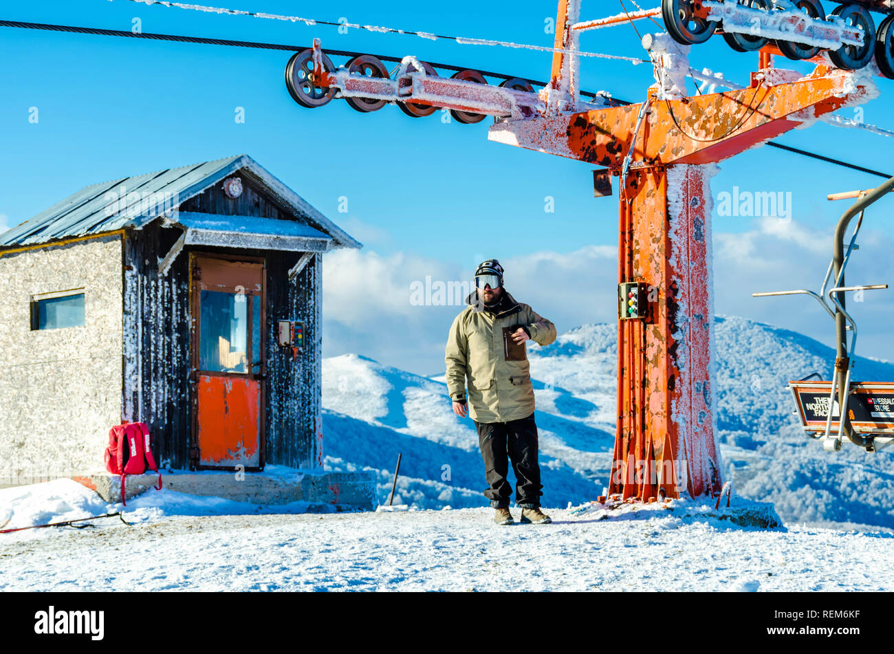 Heben Sie an der Spitze des Berges der berühmten Ski Center 3-5 Pigadia neben dem Chalet. Mitarbeiter im Dienst. Stockfoto