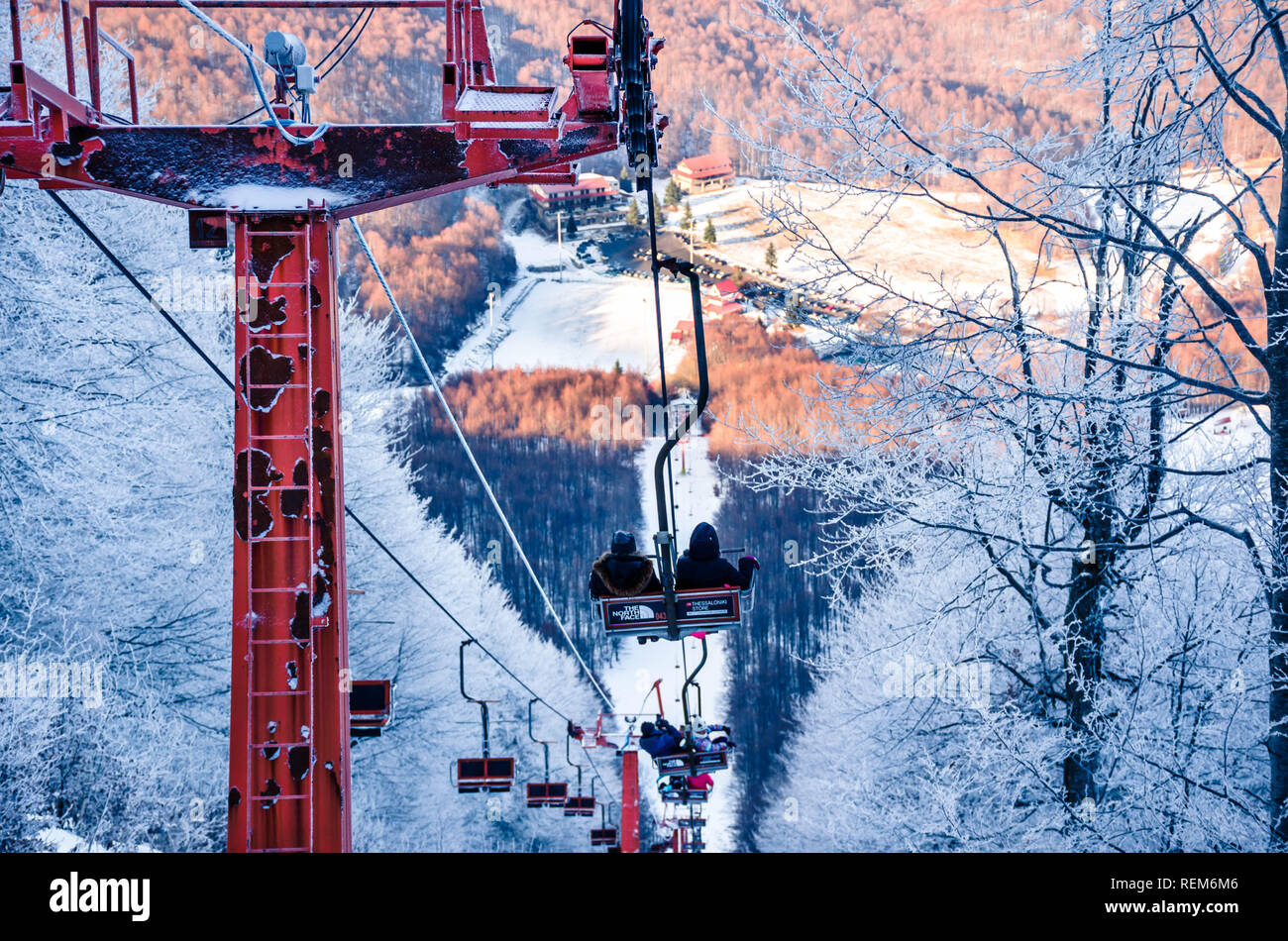 Menschen auf der Hebebühne genießen Sie den atemberaubenden Blick auf die berühmten griechischen Ski Center 3-5 Pigadia. Stockfoto