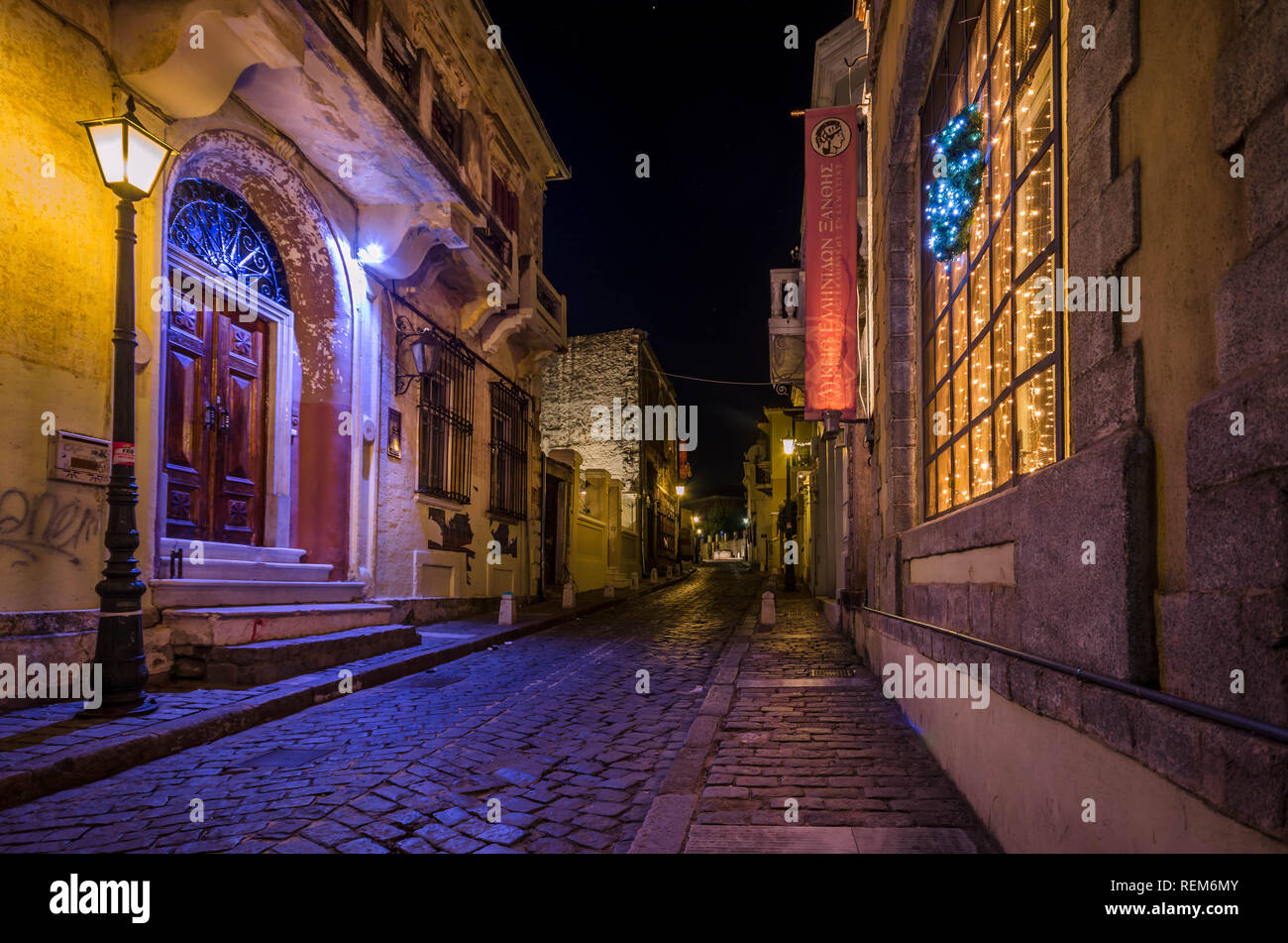 Malerische schmale Gasse und neoklassischen Gebäude bei Nacht, Merkmale, die in der Altstadt von Xanthi. Stockfoto