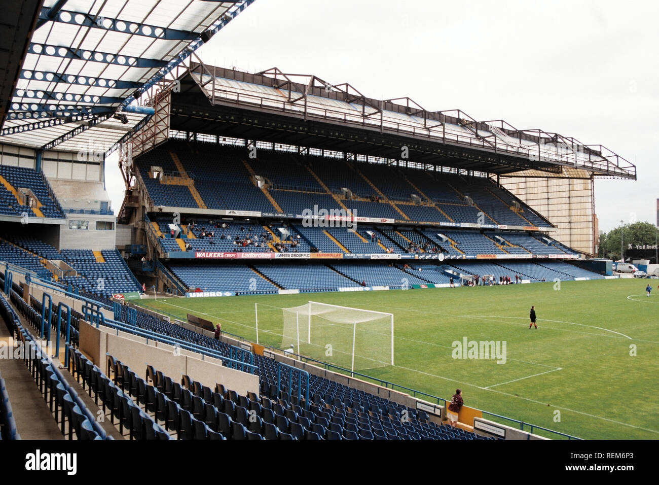 Stadium seating at stamford bridge -Fotos und -Bildmaterial in hoher  Auflösung – Alamy