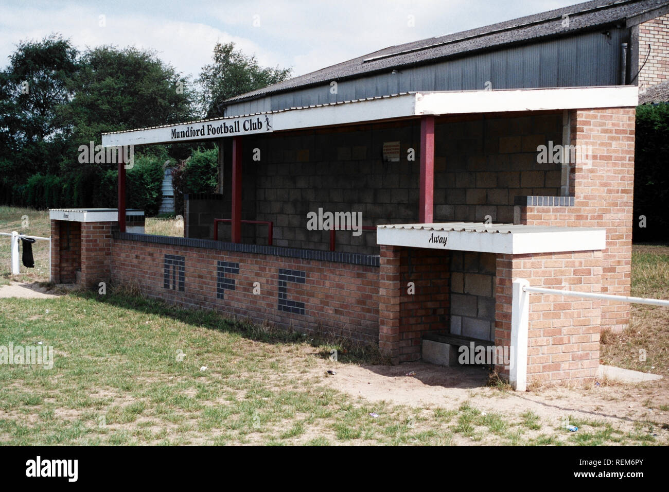 Überdachte Fläche und Unterstände an Mundford FC Football Ground, die Glebe, St Leonards-Straße, Mundford, Norfolk, dargestellt am 3. August 1996 Stockfoto