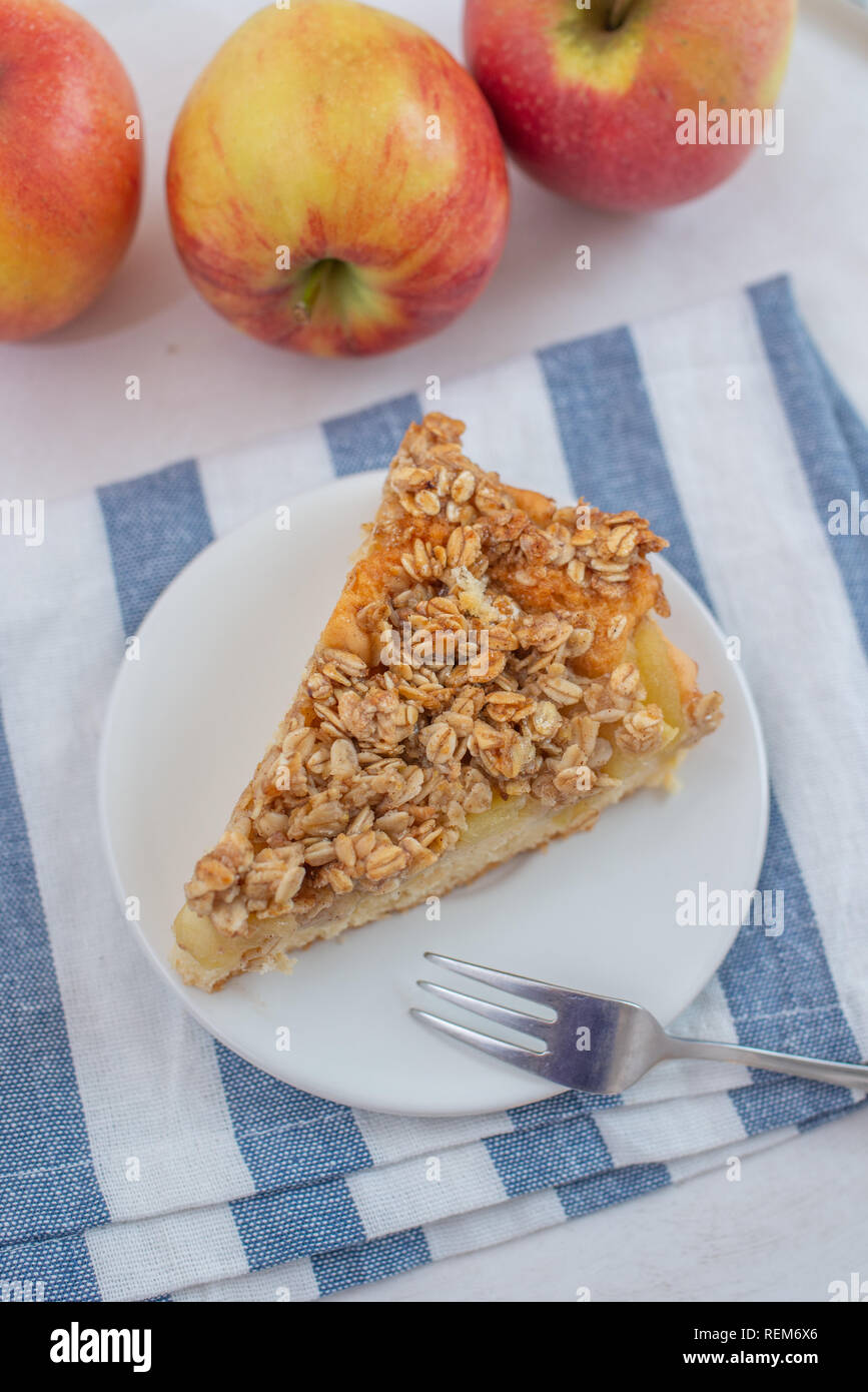 Hausgemachte Apfel Kuchen auf eine Platte stürzen Stockfoto, Bild Hausgemachte Apfel Kuchen auf eine Platte stürzen Stockfoto, Bild