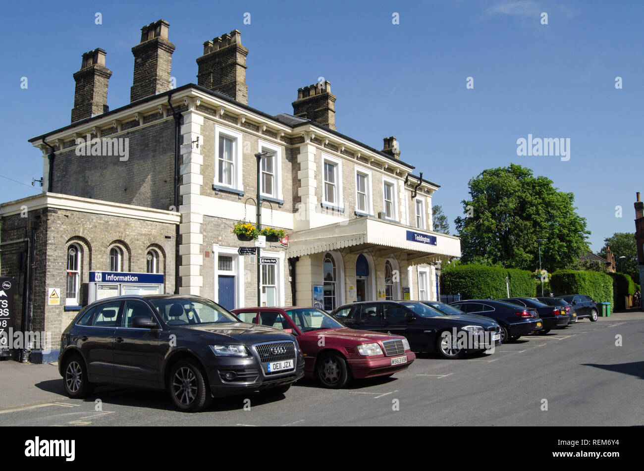 TEDDINGTON, Großbritannien - 17 Mai 2018: Fahrzeuge außerhalb des Bahnhofs in Teddington, Middlesex geparkt. Züge fahren durch South Western Railway Service dieses Lon Stockfoto