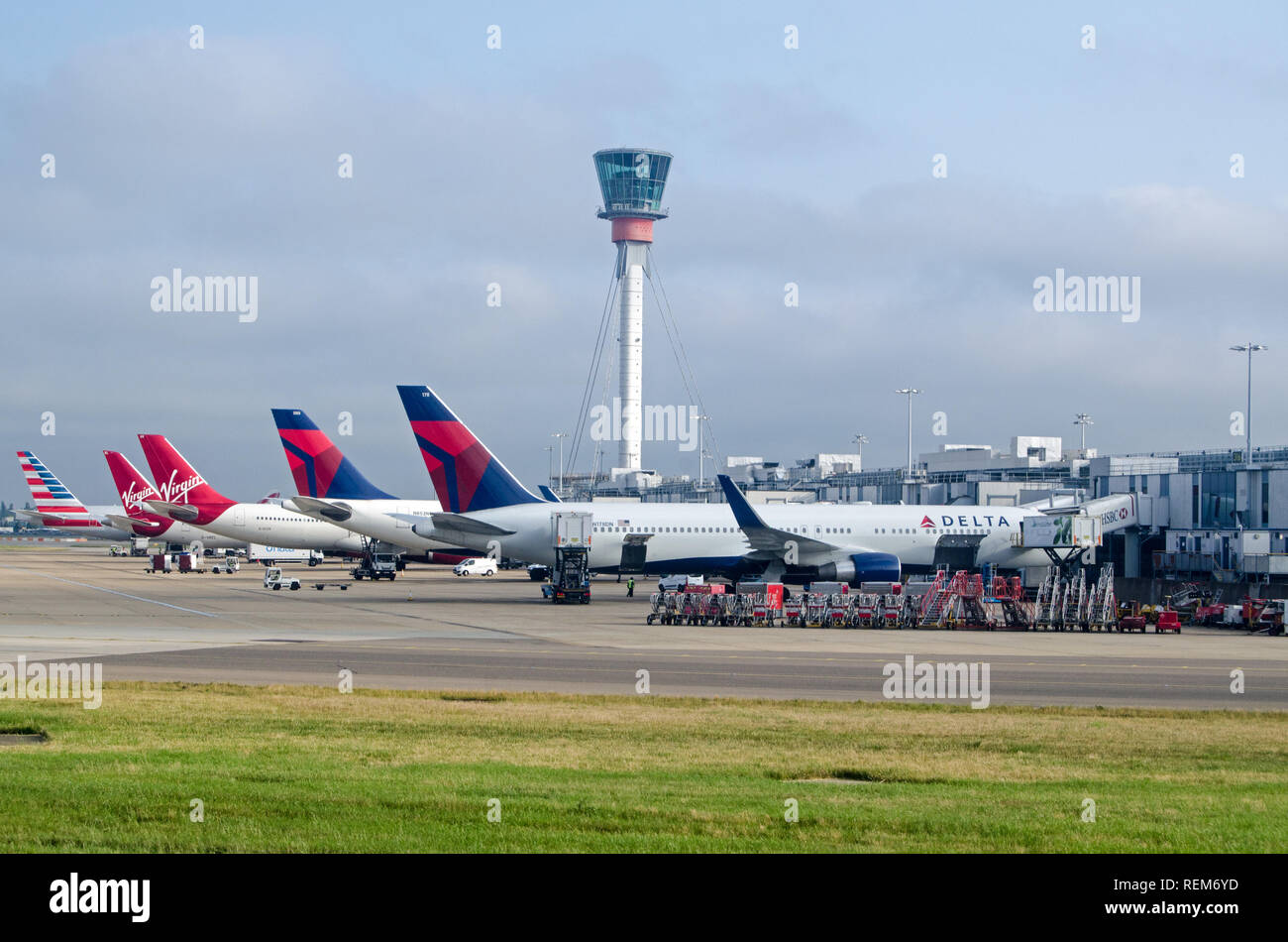 LONDON, UK, 12. JUNI 2018: Flugzeuge vom Delta, Virgin Atlantic, American Airlines im Terminal 3 des Londoner Flughafen Heathrow auf einer su geparkt Stockfoto