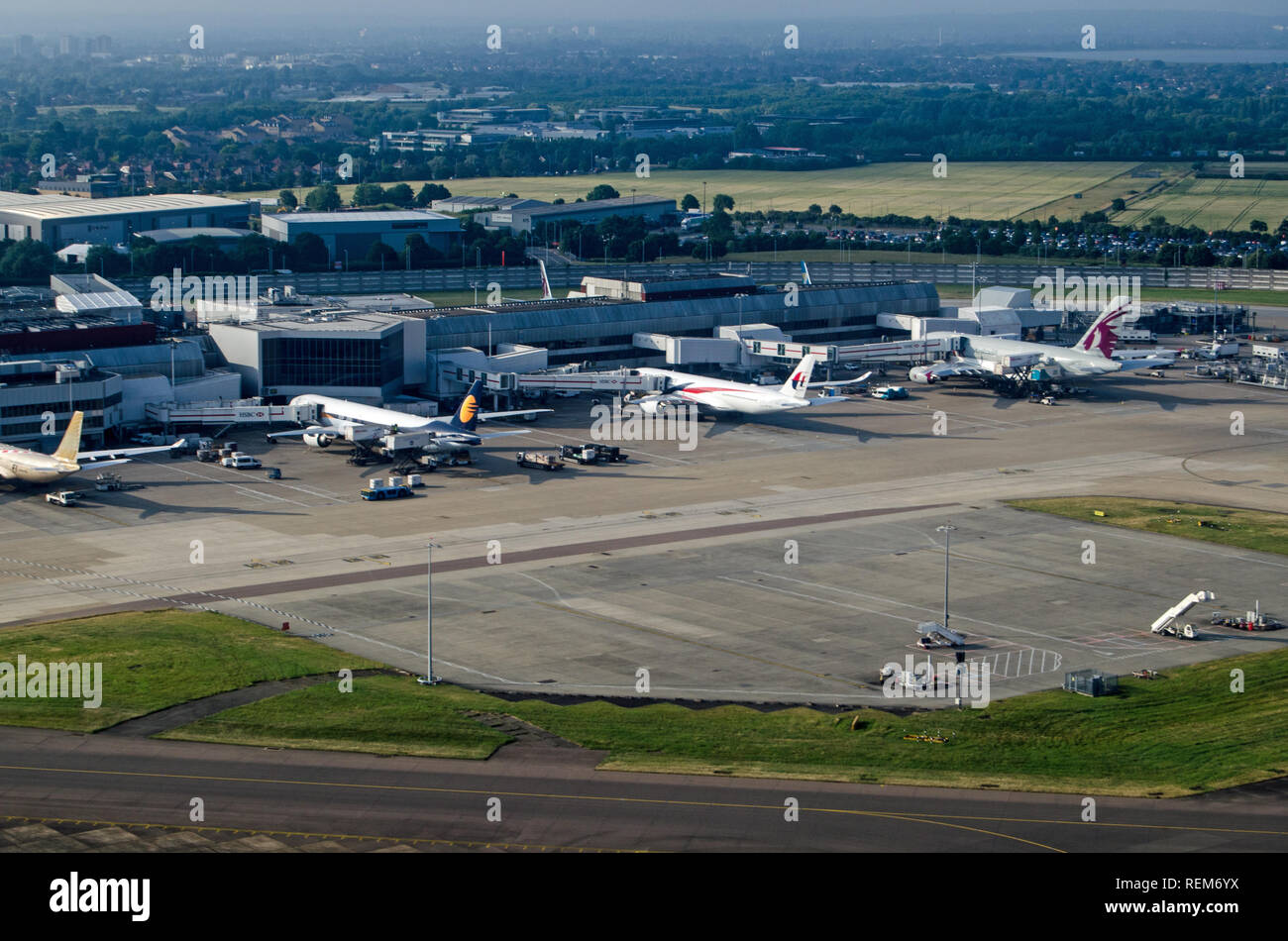 LONDON, UK, 12. JUNI 2018: Luftaufnahme von Flugzeugen am Terminal 4 des Londoner Flughafens Heathrow an einem sonnigen Sommermorgen geparkt. Flugzeuge aus Malaysi Stockfoto