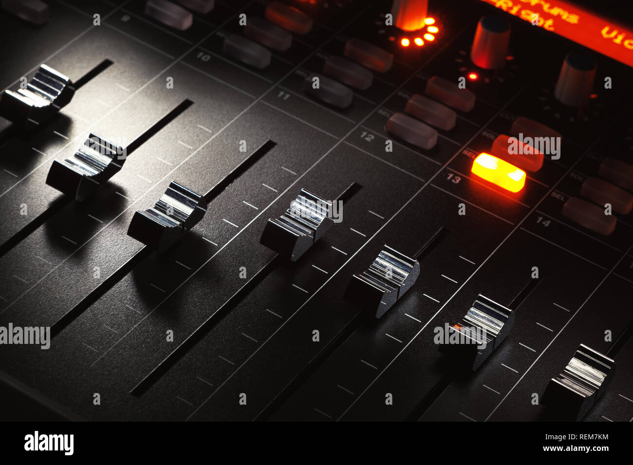 Fader eines modernen Mixing Console, Musik Studio equipment Details. Stockfoto