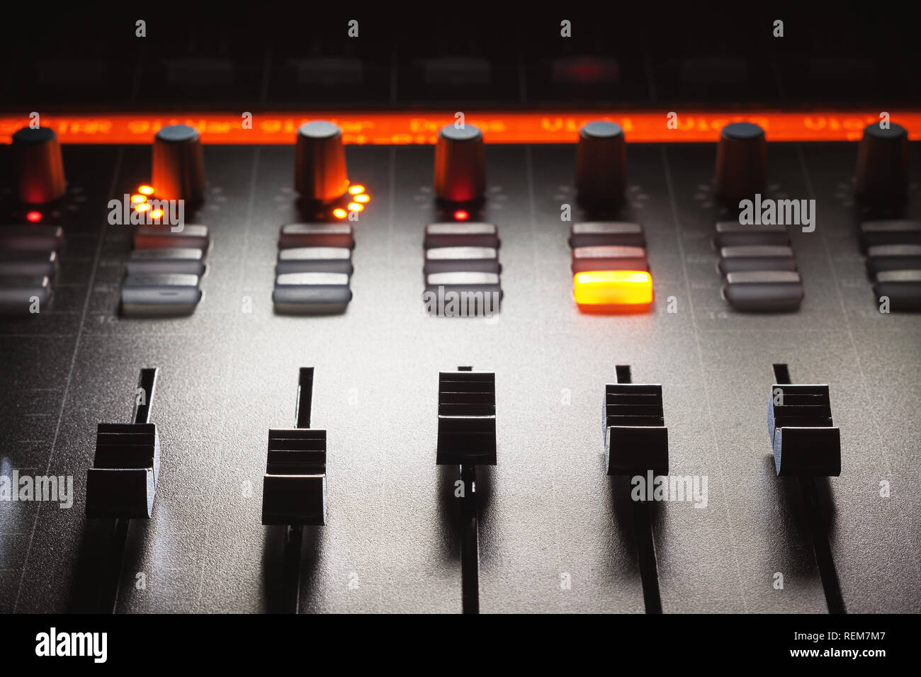 Fader eines modernen Mixing Console, Musik Studio equipment Details. Stockfoto
