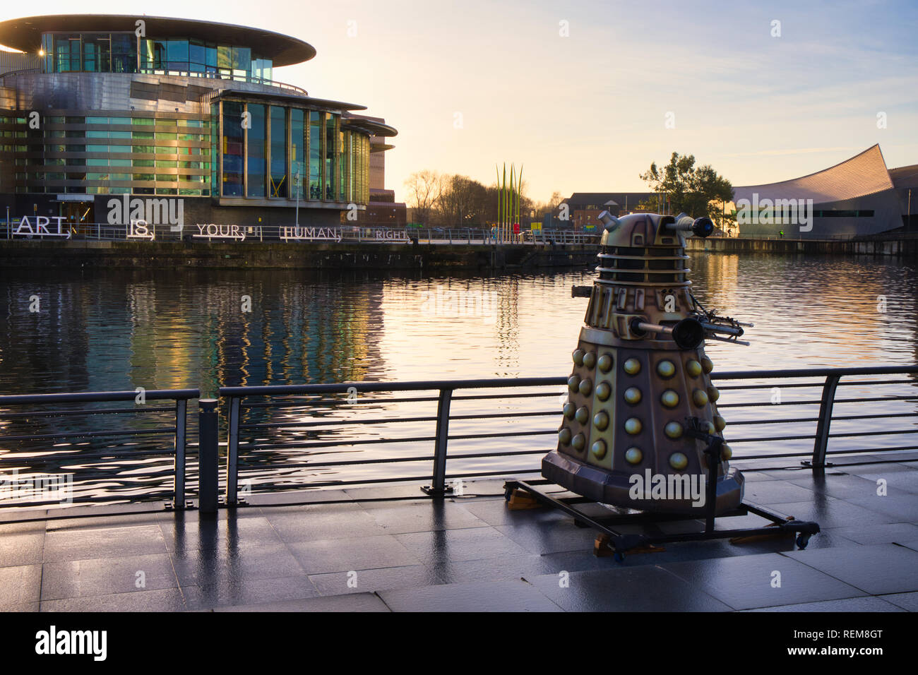 Dalek Modell durch den Manchester Ship Canal während der Lichtwellen Festival 2018, Mediacityuk, Salford, Greater Manchester, Vereinigtes Königreich Stockfoto