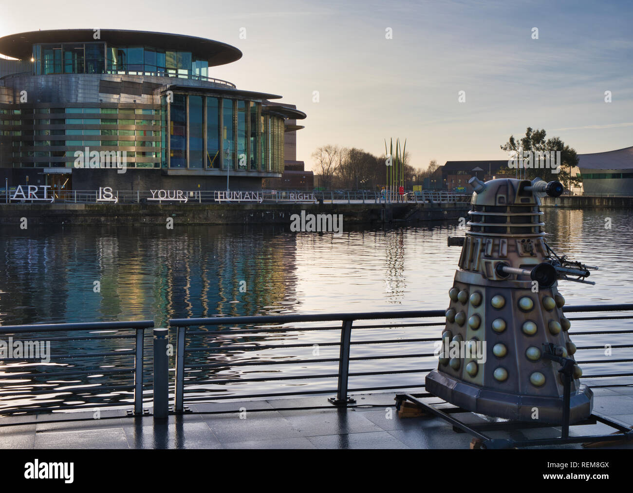 Dalek Modell durch den Manchester Ship Canal während der Lichtwellen Festival 2018, Mediacityuk, Salford, Greater Manchester, Vereinigtes Königreich Stockfoto