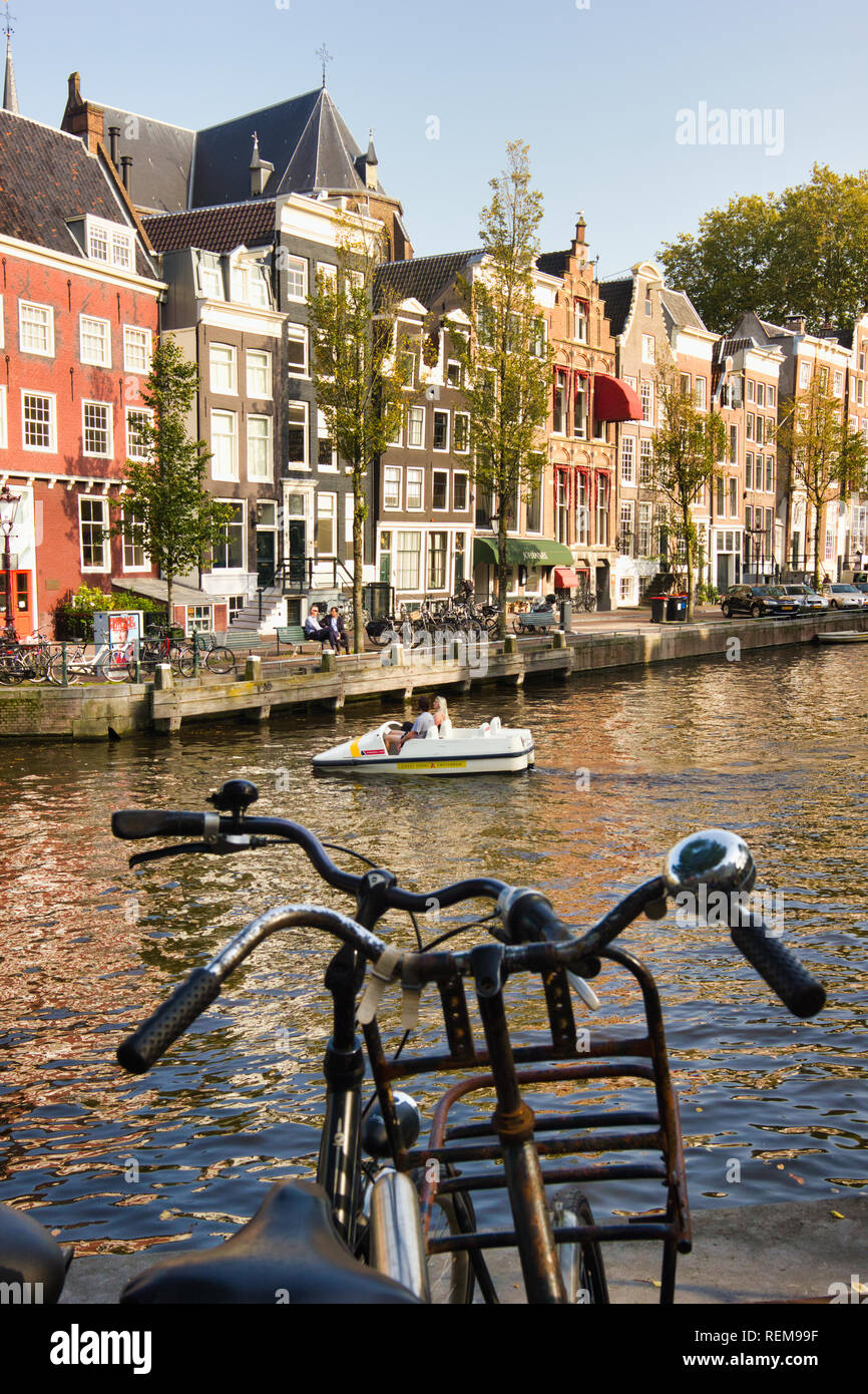 Typischen Kanal Häuser und oben sitzen und einem fahrradlenker Betteln, Prinsengracht, Amsterdam, Niederlande, Europa Stockfoto
