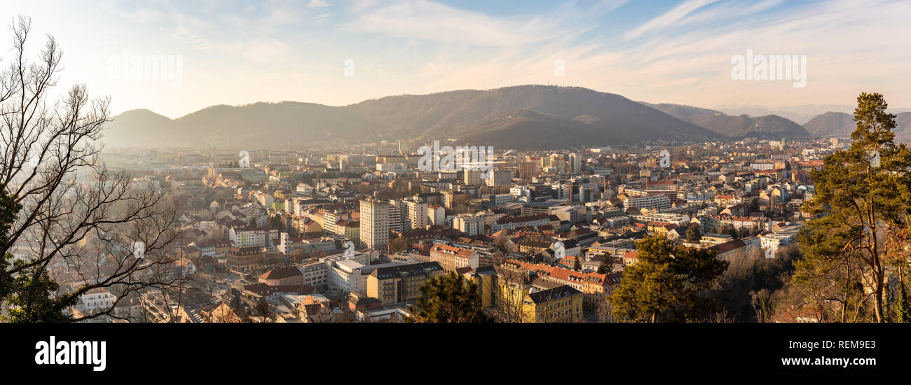 Graz, Steiermark/Österreich - 20.01.2019: breites Panorama der Stadt Graz, die Dächer der Stadt, Wohnviertel, Berge im Hintergrund Sonne im Winter, blauer Himmel. Tra Stockfoto