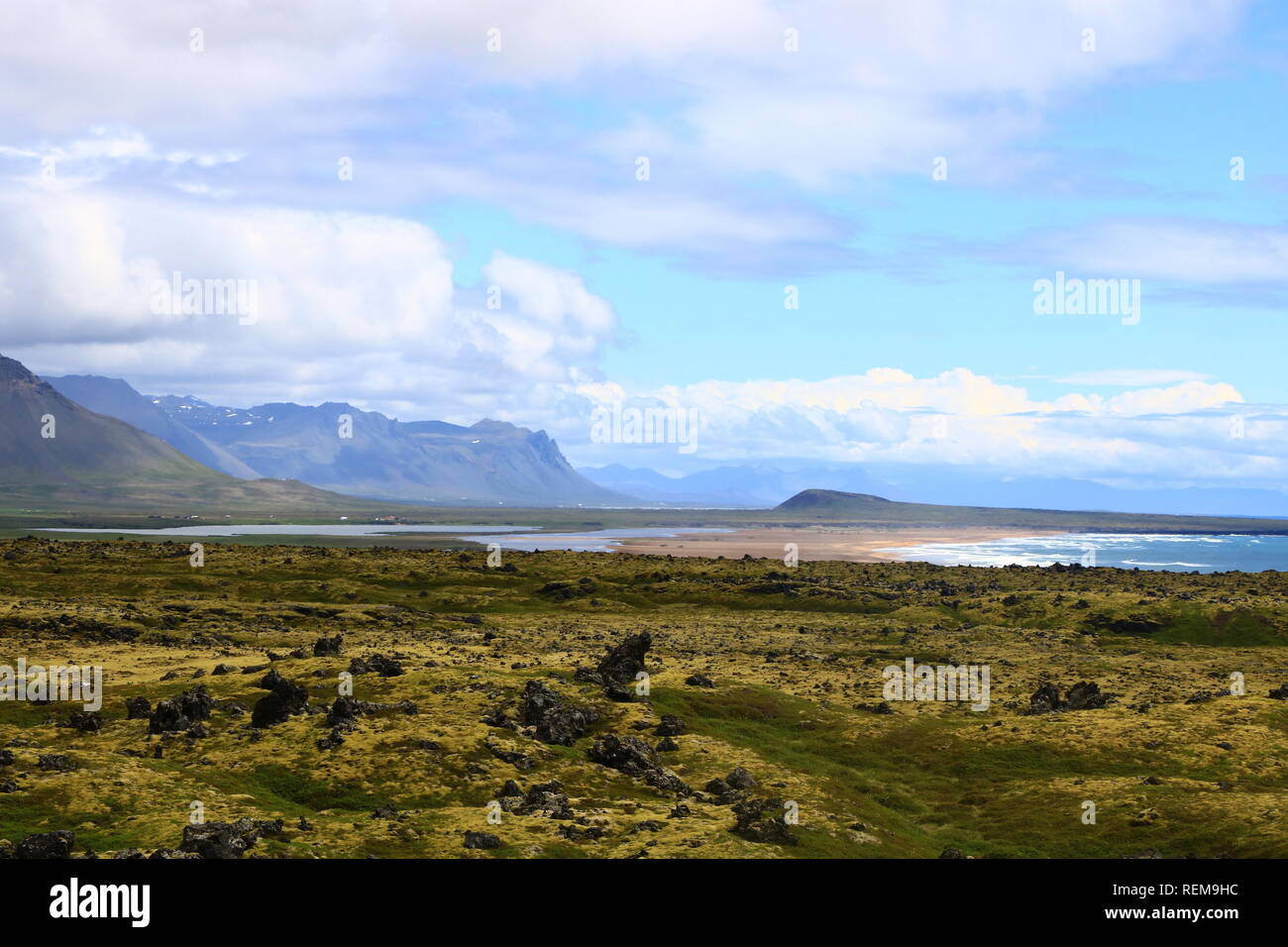 Günstiges, Landschaft mit Bergen, Moos und Lava in den Westfjorden Stockfoto