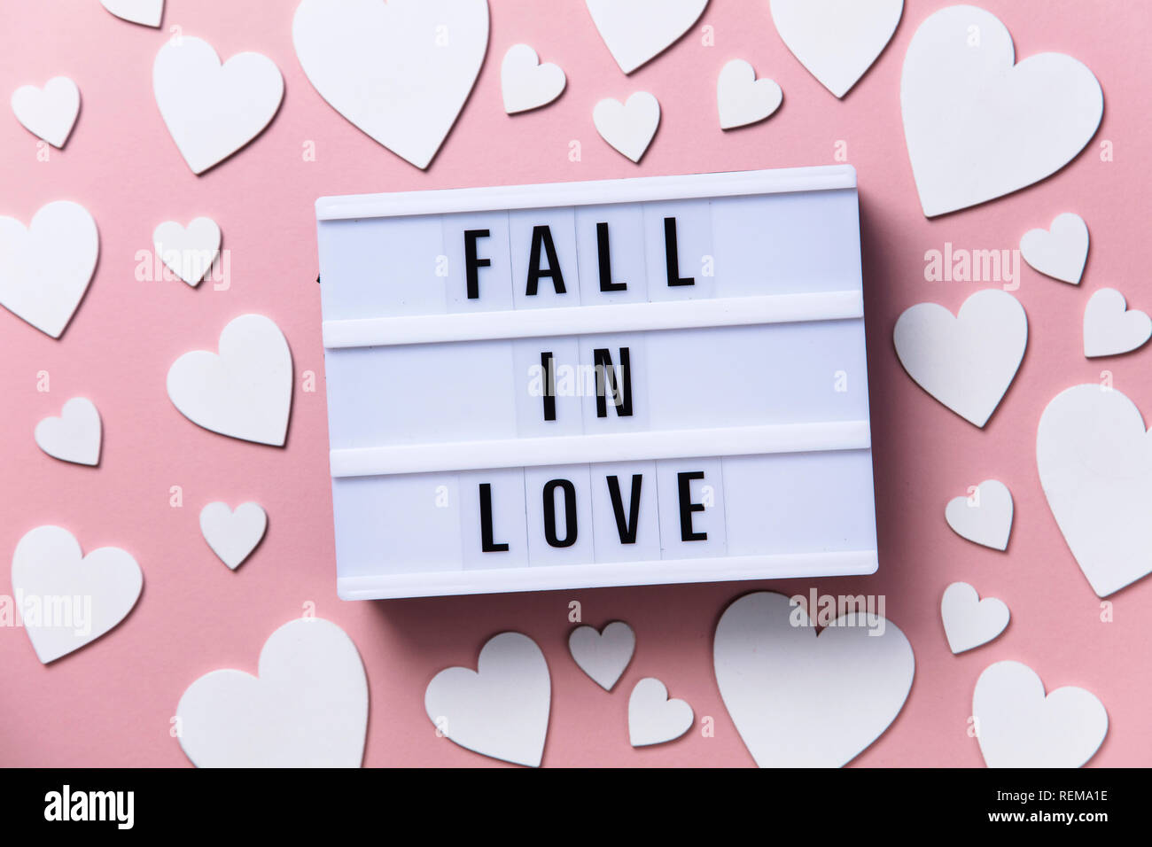 Rückgang der Lightbox Nachricht Liebe mit weißen Herzen auf einem rosa Hintergrund Stockfoto