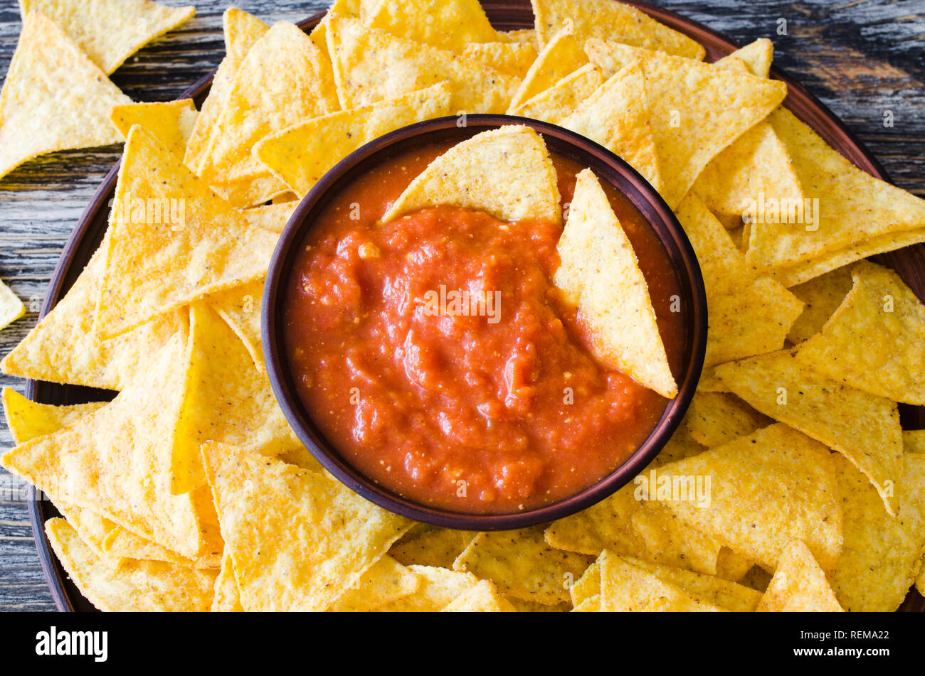 Nachos mais Chips mit pikanter Tomatensauce. Mexikanisches Essen ...